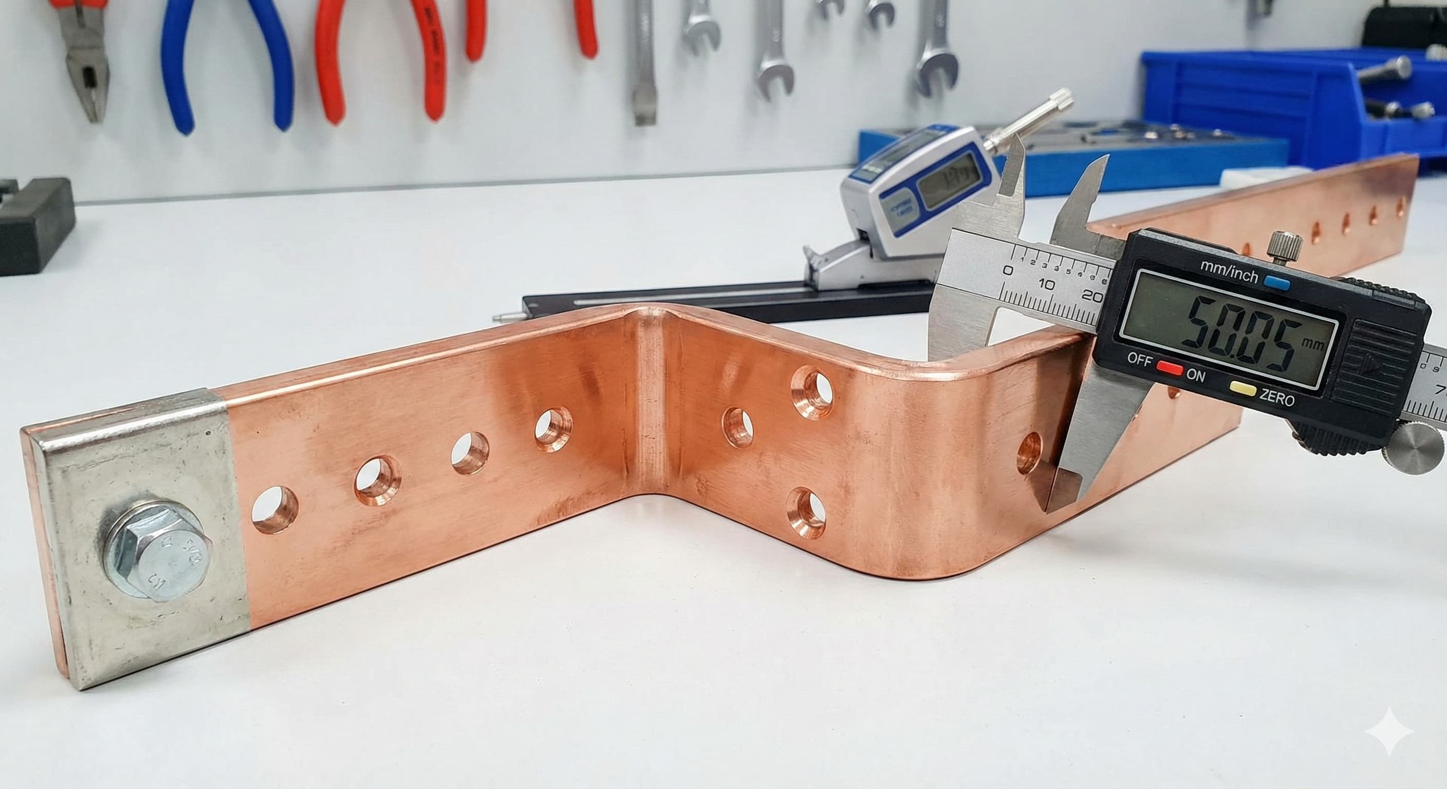 Kobber Skinnefabrikasjon: Bøying og Stansing for Elektrisk Distribusjon